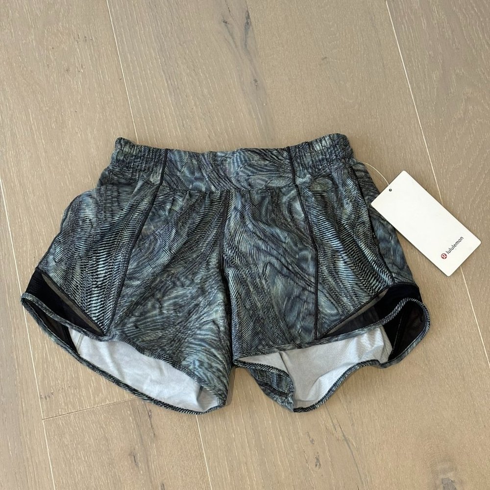 BNWT Lululemon Hotty Hot Low Rise 4" Lined Shorts Size 6 Tall